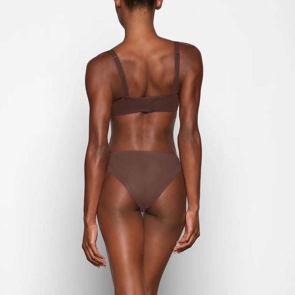 SKIMS No Show Unlined Balconette Bra - Picture 5 of 14